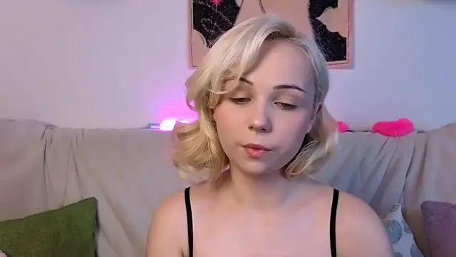 Charlotte Colinss online show from 10-17-25, 04:49