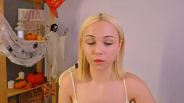 Charlotte Colinss online show from 10-22-25, 04:56