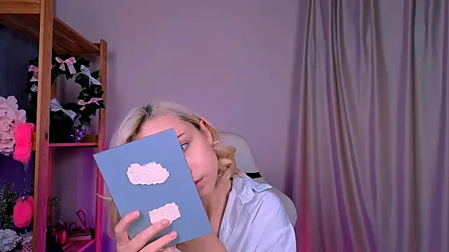 Charlotte Colinss online show from 09-30-25, 04:29