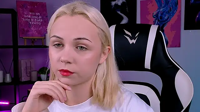 Charlotte Colinss online show from 10-13-25, 02:57