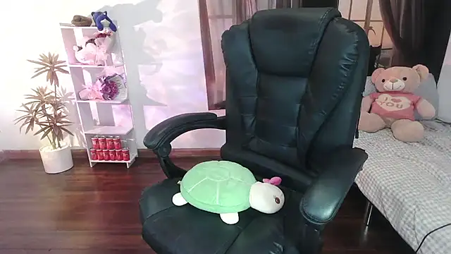 Snapshot of Suzie_Wet_Cave chatting on 09-21-25, 12:32 Suzie Wet Cave online show from 09-21-25, 12:32