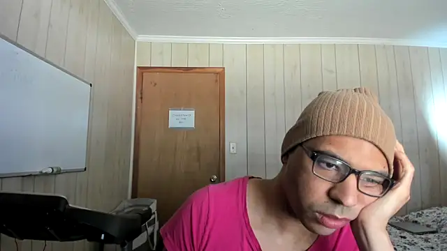 Snapshot of NaturalBeautyQueen chatting on 10-14-25, 04:29 NaturalBeautyQueen online show from 10-14-25, 04:29