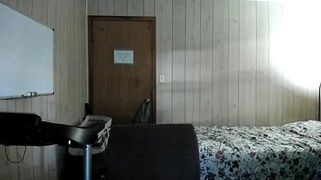 Snapshot of NaturalBeautyQueen chatting on 09-28-25, 01:18 NaturalBeautyQueen online show from 09-28-25, 01:18