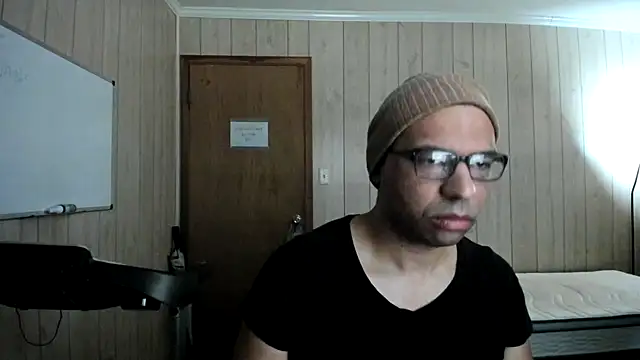 Snapshot of NaturalBeautyQueen chatting on 10-09-25, 01:00 NaturalBeautyQueen online show from 10-09-25, 01:00