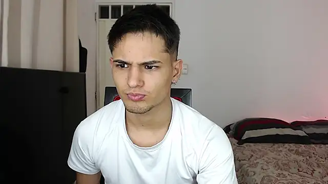 Alex mojica online show from 11-16-25, 05:12