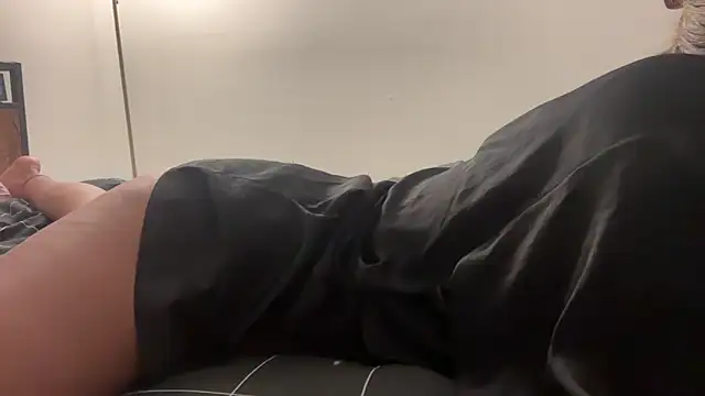 prettyykitty22 online show from 10-28-25, 04:02