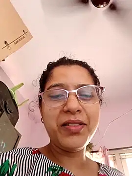 Snapshot of thanusi_2 chatting on 10-17-25, 05:44 thanusi 2 online show from 10-17-25, 05:44