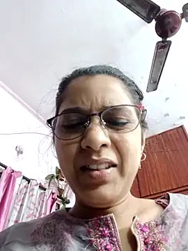 Snapshot of thanusi_2 chatting on 11-14-25, 04:43 thanusi 2 online show from 11-14-25, 04:43