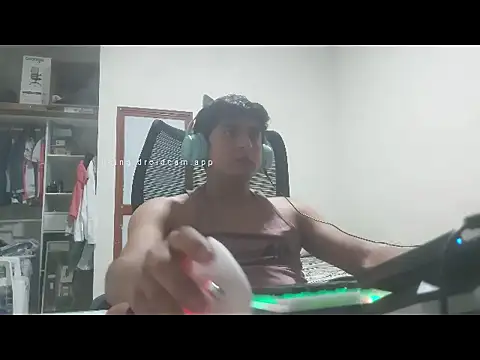 Snapshot of wilsoncrazz chatting on 10-09-25, 05:19 wilsoncrazz online show from 10-09-25, 05:19