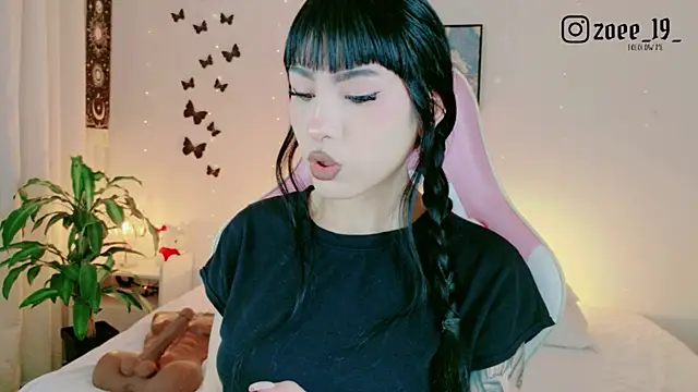 Snapshot of cuteezoe chatting on 05-18-26, 04:29 cuteezoe online show from 05-18-26, 04:29
