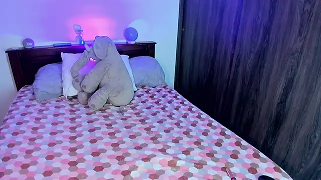 Flora Minx online show from 10-29-25, 01:48