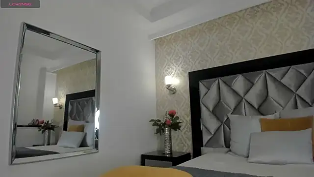 Layla Mackenzie online show from 10-04-25, 12:01