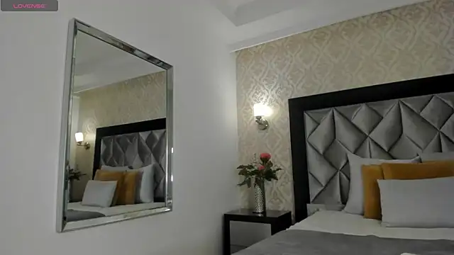 Layla Mackenzie online show from 10-13-25, 12:45