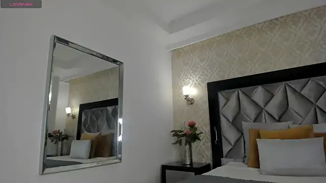 Layla Mackenzie online show from 10-20-25, 02:02