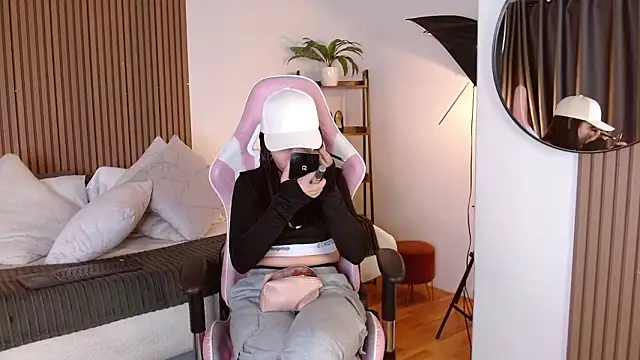 Lina Montclair online show from 02-11-26, 05:35