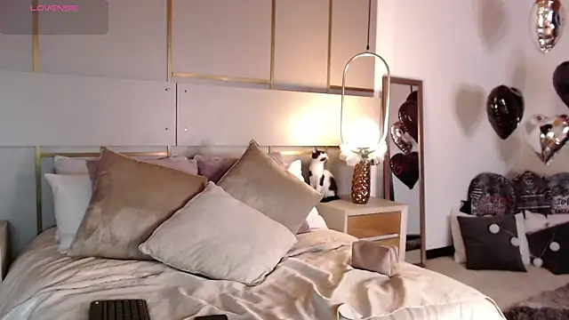 Lina Montclair online show from 10-10-25, 10:21