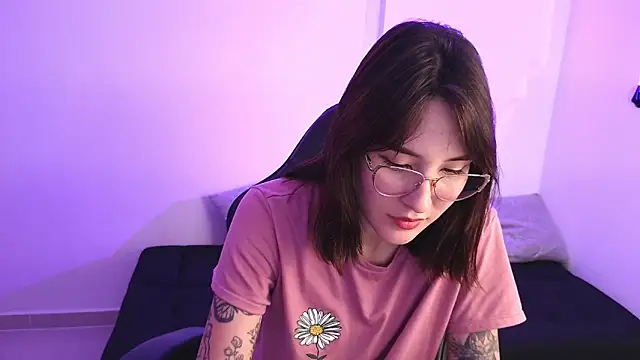 Yulienneg online show from 11-20-25, 03:40