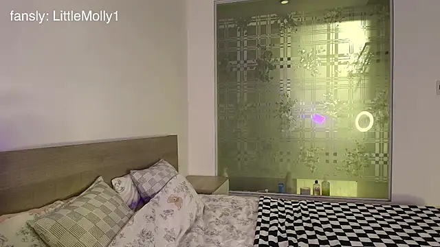 Snapshot of littlemolly11 chatting on 10-02-25, 01:03 littlemolly11 online show from 10-02-25, 01:03