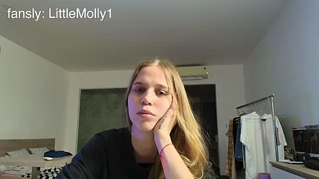 Snapshot of littlemolly11 chatting on 09-30-25, 11:05 littlemolly11 online show from 09-30-25, 11:05