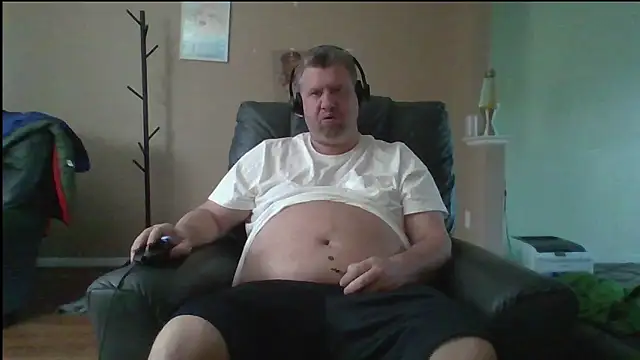 Snapshot of Single_White_Male chatting on 05-04-26, 11:46 Single White Male online show from 05-04-26, 11:46