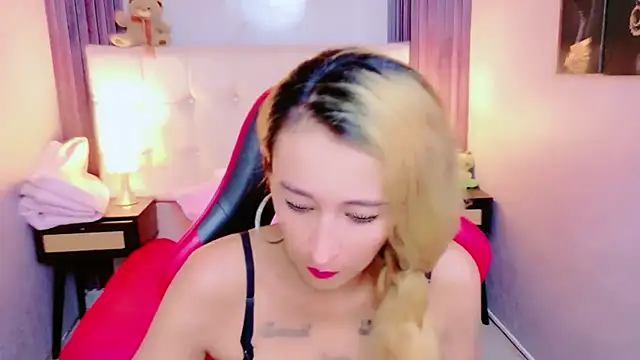 Snapshot of charlotte_phaeton chatting on 06-19-26, 08:25 charlotte phaeton online show from 06-19-26, 08:25