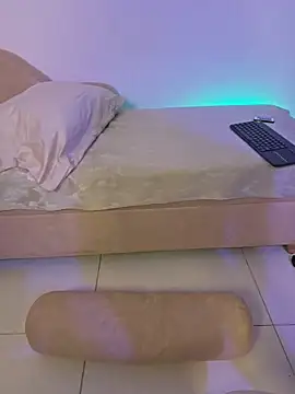 Mia wee online show from 04-11-26, 01:48