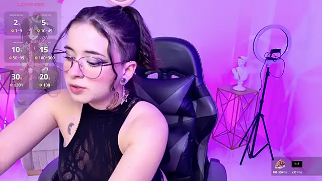 Mia wee online show from 10-19-25, 06:21