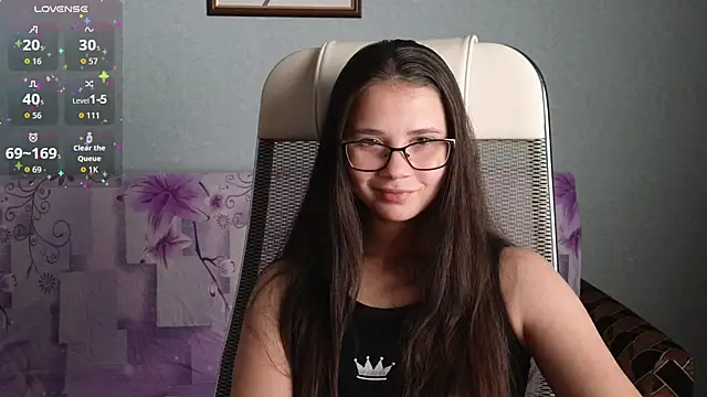 Snapshot of LuciaSenual chatting on 10-17-25, 03:47 LuciaSenual online show from 10-17-25, 03:47