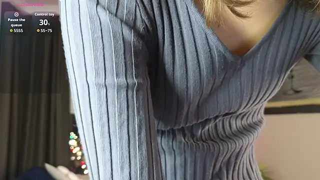 Snapshot of DebiHenks chatting on 10-27-25, 05:03 DebiHenks online show from 10-27-25, 05:03