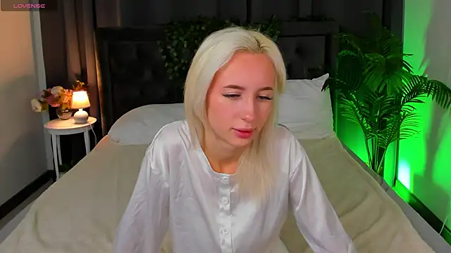 cute luucy online show from 12-03-25, 04:24