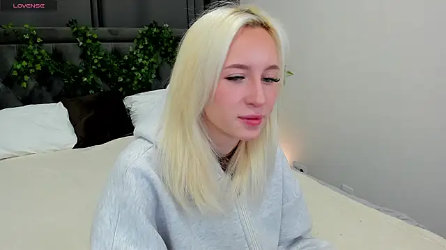 cute luucy online show from 11-18-25, 01:43