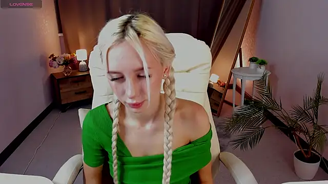 Snapshot of cute_luucy chatting on 03-18-26, 03:42 cute luucy online show from 03-18-26, 03:42