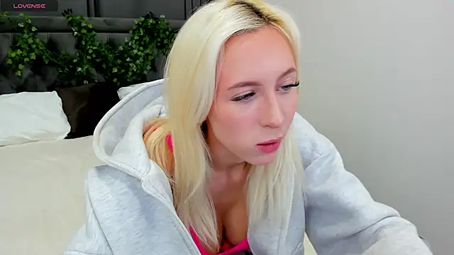 cute luucy online show from 11-17-25, 02:59