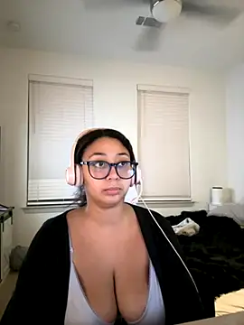 Snapshot of minhaa_gamer chatting on 10-05-25, 11:56 minhaa gamer online show from 10-05-25, 11:56