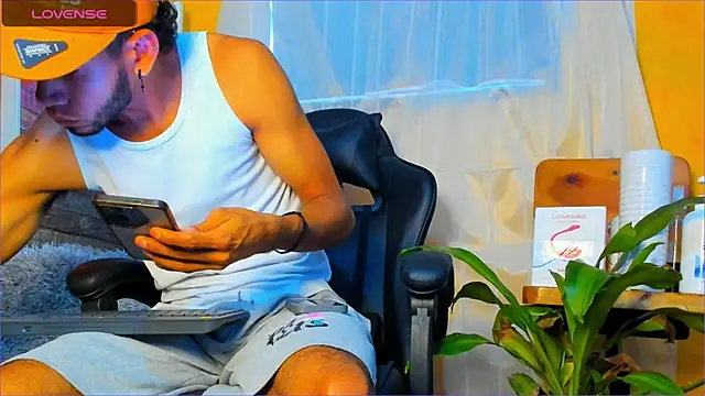 Snapshot of Alex_bigcock11_ chatting on 10-21-25, 01:43 Alex bigcock11 online show from 10-21-25, 01:43