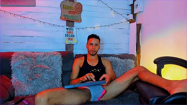 Snapshot of Alex_bigcock11_ chatting on 05-07-26, 06:11 Alex bigcock11 online show from 05-07-26, 06:11