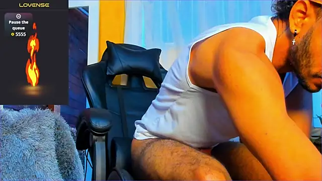 Snapshot of Alex_bigcock11_ chatting on 10-16-25, 11:18 Alex bigcock11 online show from 10-16-25, 11:18