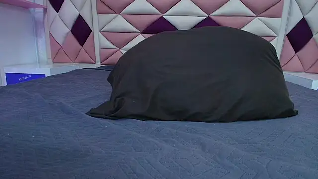 valecastro  online show from 10-10-25, 07:15