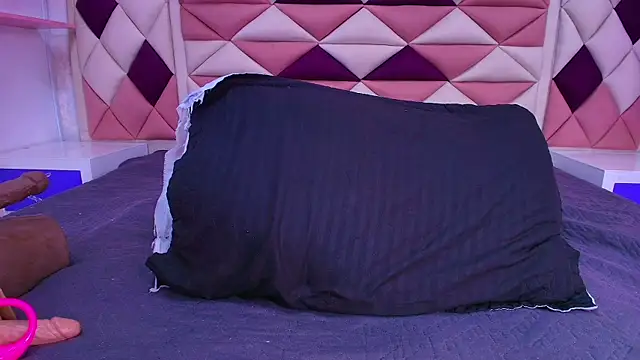 valecastro  online show from 10-28-25, 07:13