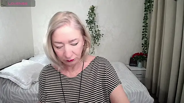 hunters woman online show from 11-29-25, 10:32