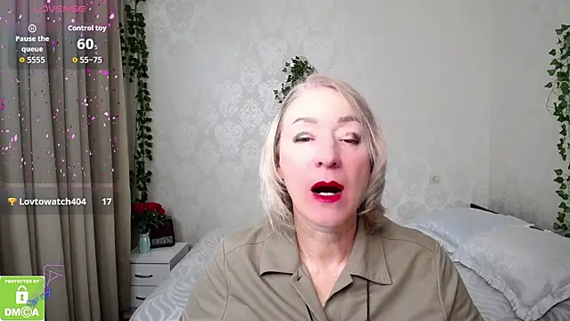 hunters woman online show from 10-13-25, 01:12