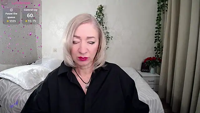 hunters woman online show from 11-28-25, 02:28