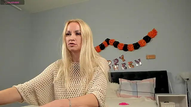 KiraSun online show from 10-30-25, 12:03