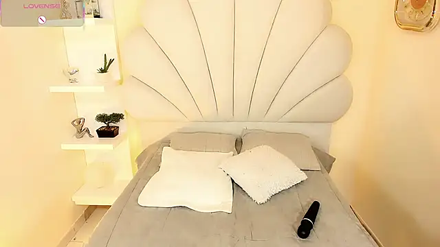 Snapshot of HottSalomee chatting on 11-13-25, 06:06 HottSalomee online show from 11-13-25, 06:06