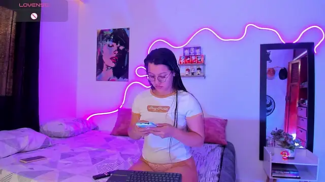 Snapshot of Dilan_and_Mia chatting on 09-21-25, 03:17 Dilan and Mia online show from 09-21-25, 03:17