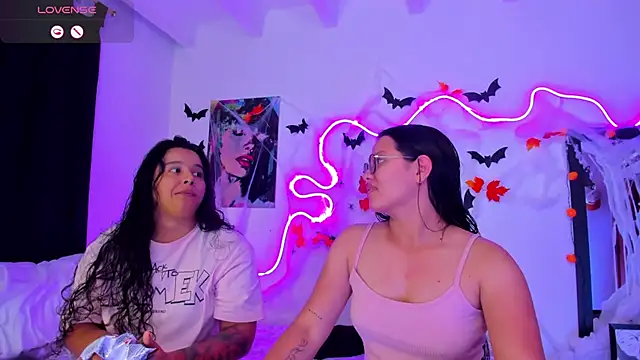 Snapshot of Dilan_and_Mia chatting on 10-16-25, 10:29 Dilan and Mia online show from 10-16-25, 10:29