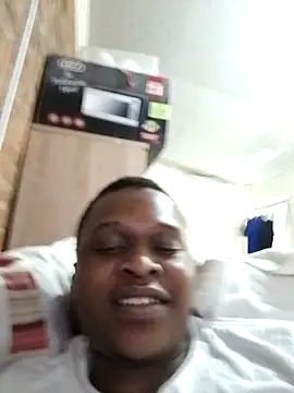 Snapshot of Moet_Chandon chatting on 10-10-25, 06:14 Moet Chandon online show from 10-10-25, 06:14
