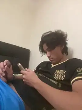 Snapshot of EmilianoPerex chatting on 12-21-25, 10:43 EmilianoPerex online show from 12-21-25, 10:43