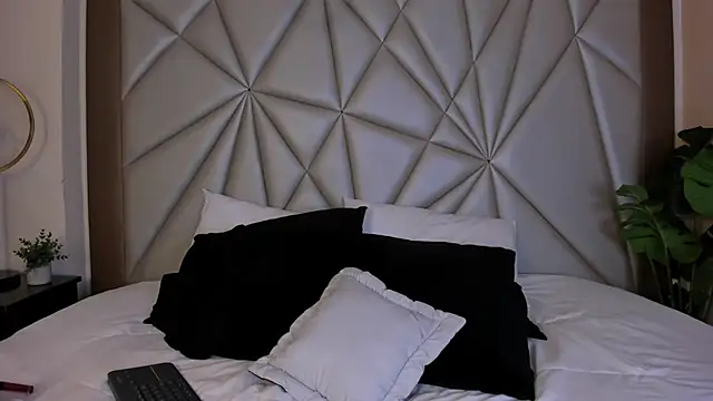 Snapshot of MeganHoffmaan chatting on 11-19-25, 03:28 MeganHoffmaan online show from 11-19-25, 03:28