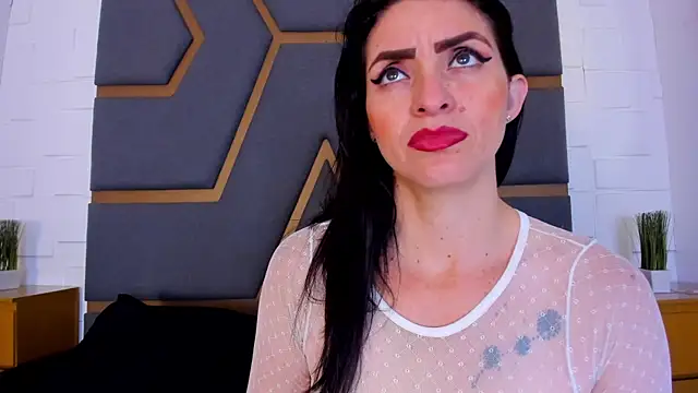 Snapshot of MeganHoffmaan chatting on 10-25-25, 11:53 MeganHoffmaan online show from 10-25-25, 11:53